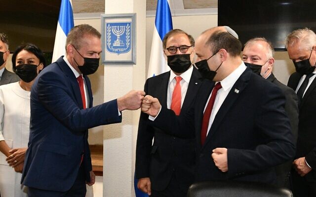 Le Premier ministre Naftali Bennett (à droite) salue l'envoyé d'Israël aux Etats-Unis et à l'ONU, Gilad Erdan, à Jérusalem, le 22 juillet 2021 (Crédit: Haim Zach/GPO) Le Premier ministre Naftali Bennett (à droite) salue l'envoyé d'Israël aux Etats-Unis et à l'ONU, Gilad Erdan, à Jérusalem, le 22 juillet 2021 (Crédit: Haim Zach/GPO)
