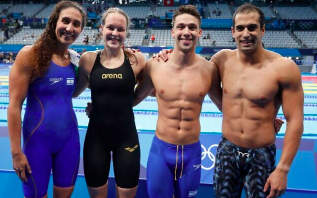 Les nageurs israéliens (de gauche à droite) Andi Murez, Anastasia Gorbenko, Gal Cohen Groumi et Itay Goldfaden au relais mixte 4x100 quatre nages aux Jeux olympiques de Tokyo 2020 le 29 juillet 2021. (Crédit : Simona Castrovillari/Comité olympique israélien)