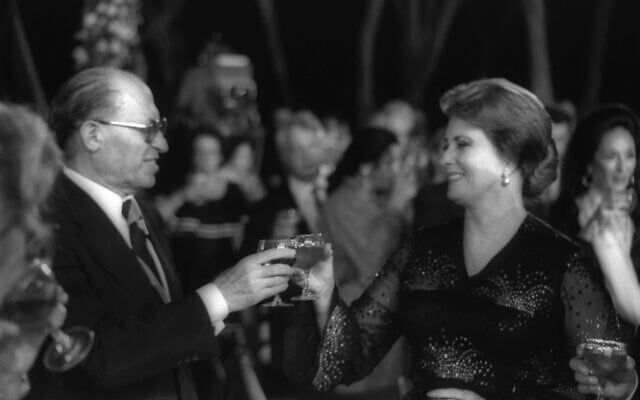Le Premier ministre Menachem Begin (à gauche) et la Première dame égyptienne Jehan Sadat lors d'un dîner à l'hôtel Dan Carmel, à Haïfa, en septembre 1979. (Crédit : GPO Photo Archive/Yaacov Sa'ar) Le Premier ministre Menachem Begin (à gauche) et la Première dame égyptienne Jehan Sadat lors d'un dîner à l'hôtel Dan Carmel, à Haïfa, en septembre 1979. (Crédit : GPO Photo Archive/Yaacov Sa'ar)