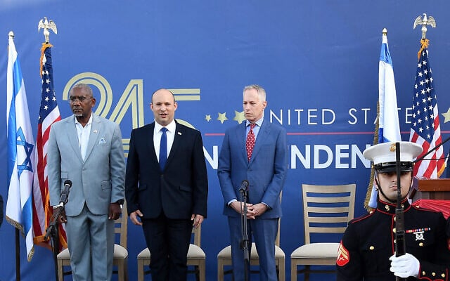 Le président de la commission des Affaires étrangères de la Chambre Gregory Meeks, le Premier ministre Naftali Bennett et le chargé d'affaires américain en Israël Michael Ratney lors de la fête du 4 juillet de l'ambassade américaine de Jérusalem, le 5 juillet 2021. (Crédit : Ziv Sokolov/Ambassade américaine de Jérusalem) Le président de la commission des Affaires étrangères de la Chambre Gregory Meeks, le Premier ministre Naftali Bennett et le chargé d'affaires américain en Israël Michael Ratney lors de la fête du 4 juillet de l'ambassade américaine de Jérusalem, le 5 juillet 2021. (Crédit : Ziv Sokolov/Ambassade américaine de Jérusalem)