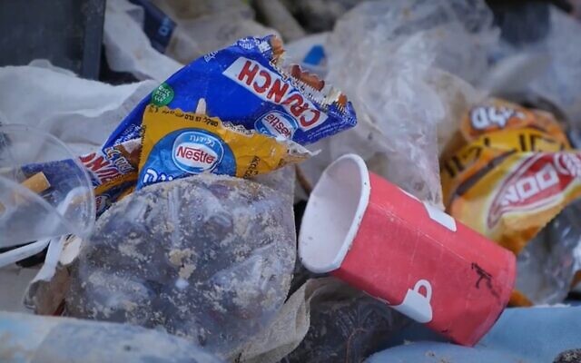 Des déchets plastiques jetés sur une plage en Israël. (Crédit : capture d'écran) Des déchets plastiques jetés sur une plage en Israël. (Crédit : capture d'écran)