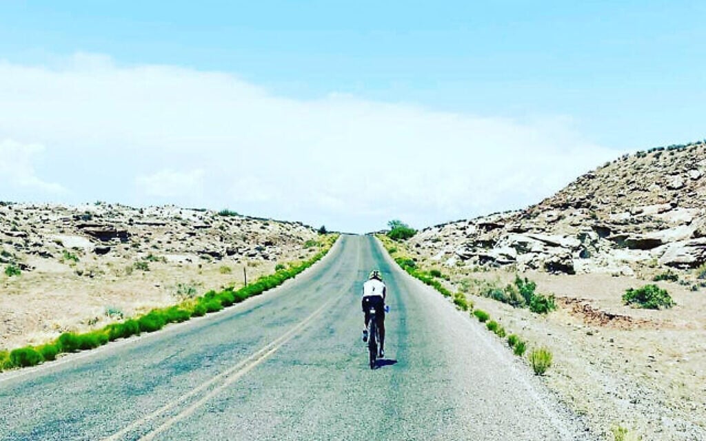 Leah Goldstein dans la chaleur du désert lors de la Race Across America 2021 (Crédit : Connie Cantrell) 