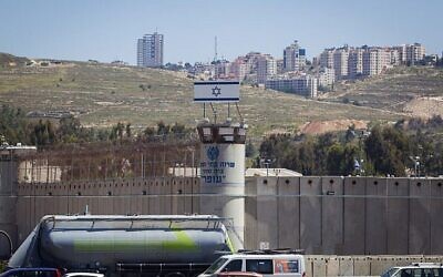 Le drapeau israélien vu au sommet de la prison d'Ofer près de la ville de Ramallah en Cisjordanie, le 1er mai 2015. (Crédit : MiriamAlster/Flash90)