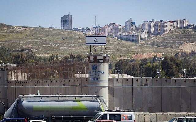 Le drapeau israélien vu au sommet de la prison d'Ofer près de la ville de Ramallah en Cisjordanie, le 1er mai 2015. (Crédit : MiriamAlster/Flash90) Le drapeau israélien vu au sommet de la prison d'Ofer près de la ville de Ramallah en Cisjordanie, le 1er mai 2015. (Crédit : MiriamAlster/Flash90)