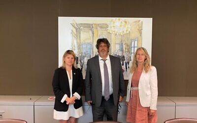 Les députés Sandra Boëlle, Meyer Habib et Constance Le Grip de la Commission d’enquête sur les éventuels dysfonctionnements de la justice et de la police dans l’affaire Sarah Halimi. (Crédit : Twitter / Constance Le Grip)