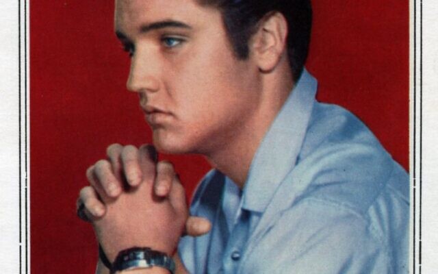Une salutation de Rosh Hashanah représentant Elvis Presley sur une photo des années 1960, fabriquée en Israël dans les années1970. (Crédit : avec l'aimable autorisation du Musée d'Israël) Une salutation de Rosh Hashanah représentant Elvis Presley sur une photo des années 1960, fabriquée en Israël dans les années1970. (Crédit : avec l'aimable autorisation du Musée d'Israël)
