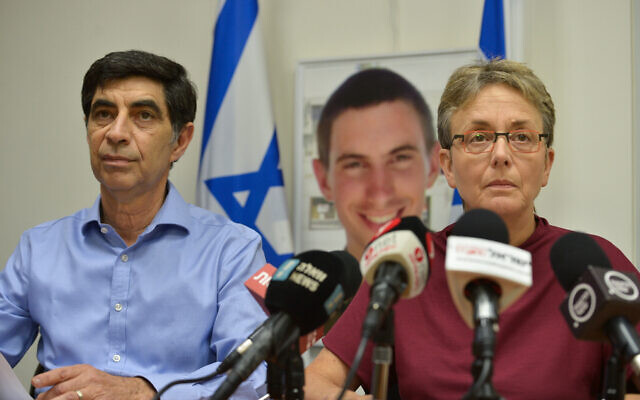 Leah, à droite, et Simcha Goldin, les parents de feu le soldat israélien Hadar Goldin dont le corps a été kidnappé par le Hamas dans la bande de Gaza, lors d'une conférence de presse à Ramat Gan, le 25 avril 2018. (Crédit : Flash90) Leah, à droite, et Simcha Goldin, les parents de feu le soldat israélien Hadar Goldin dont le corps a été kidnappé par le Hamas dans la bande de Gaza, lors d'une conférence de presse à Ramat Gan, le 25 avril 2018. (Crédit : Flash90)