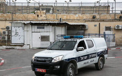 L'entrée du centre de détention du complexe russe à Jérusalem, le 12 mars. 2020. (Crédit : Olivier Fitoussi/Flash90)