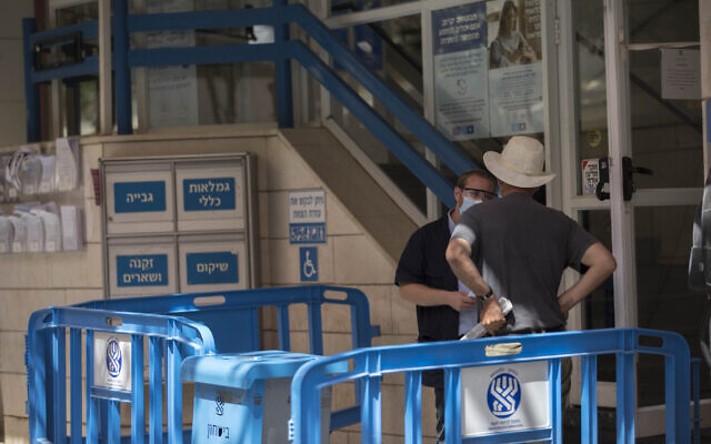 Un homme fait la queue à l'entrée d'une agence de l'Institut national d'assurance dans le centre-ville de Jérusalem, le 21 septembre 2020. (Crédit : Nati Shohat/Flash90) Un homme fait la queue à l'entrée d'une agence de l'Institut national d'assurance dans le centre-ville de Jérusalem, le 21 septembre 2020. (Crédit : Nati Shohat/Flash90)