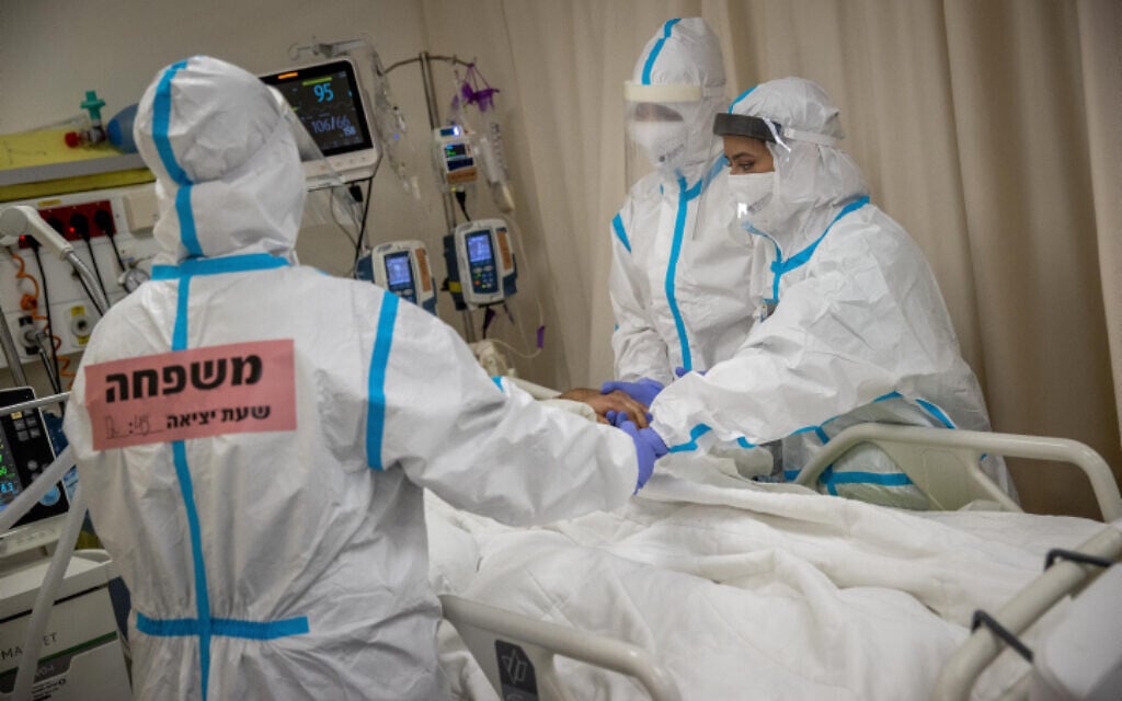 Des proches d’un malade lui rendent visite au service de coronavirus de l'hôpital Shaare Zedek à Jérusalem, le 3 février 2021. (Crédit : Yonatan Sindel/Flash90)