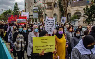 Illustration : Des Arabes israéliens protestant contre le meurtre de Mohammed Ades, à Jaljulia, accusant la police de négligence envers la violence dans les communautés arabes, le 12 mars 2021. (Crédit : Flash90)