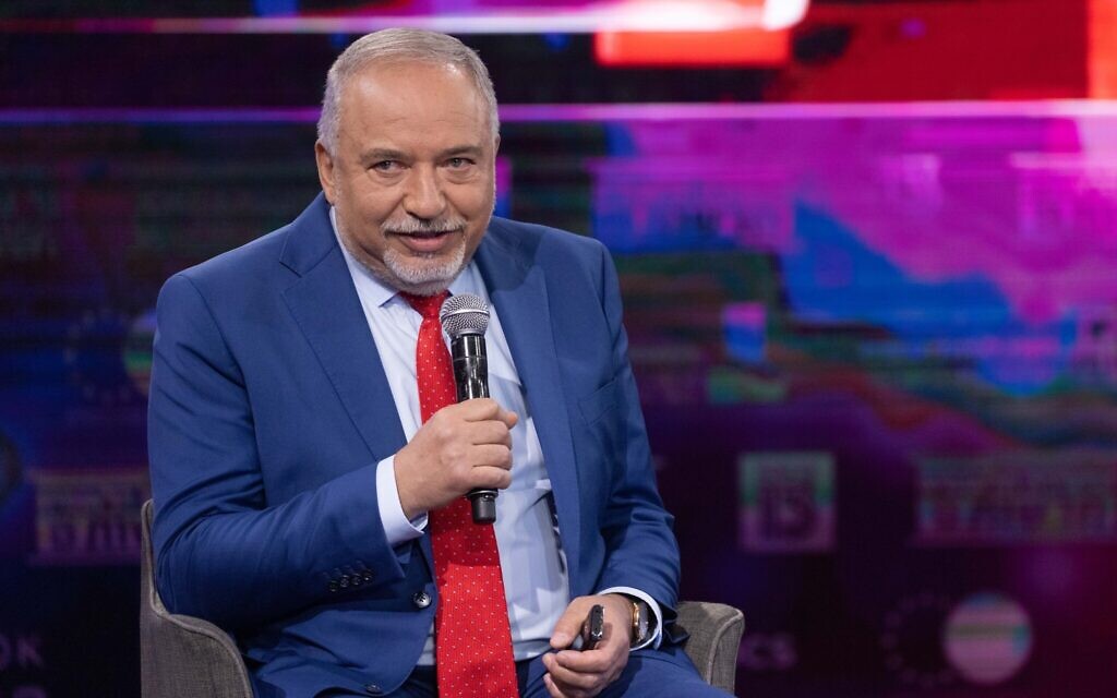 Le chef du parti YIsrael Beytenu, Avigdor Liberman, lors d'une conférence de la Treizième chaîne à Jérusalem, le 3 juin 2021. (Crédit : Yonatan Sindel/Flash90) Le chef du parti YIsrael Beytenu, Avigdor Liberman, lors d'une conférence de la Treizième chaîne à Jérusalem, le 3 juin 2021. (Crédit : Yonatan Sindel/Flash90)