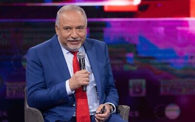 Le chef du parti YIsrael Beytenu,   Avigdor Liberman, lors d'une conférence de la Treizième chaîne à Jérusalem, le 3 juin 2021. (Crédit : Yonatan Sindel/Flash90)