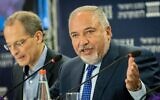 Le ministre des Finances Avigdor Liberman lors de la conférence pour l'Économie et la société organisée à l'Institut israélien de la Démocratie à Jérusalem, le 29 juin 2021. (Crédit :  Yonatan Sindel/Flash90)