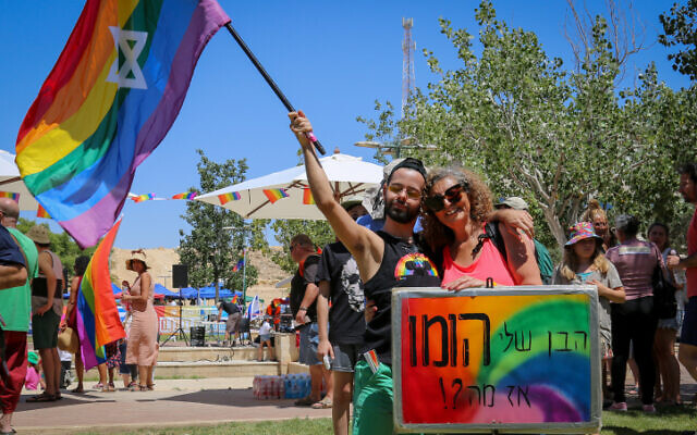 Des participants à la première Marche des Fiertés de Mitzpe Ramon, le 3 juillet 2021. (Crédit : Flash90) Des participants à la première Marche des Fiertés de Mitzpe Ramon, le 3 juillet 2021. (Crédit : Flash90)