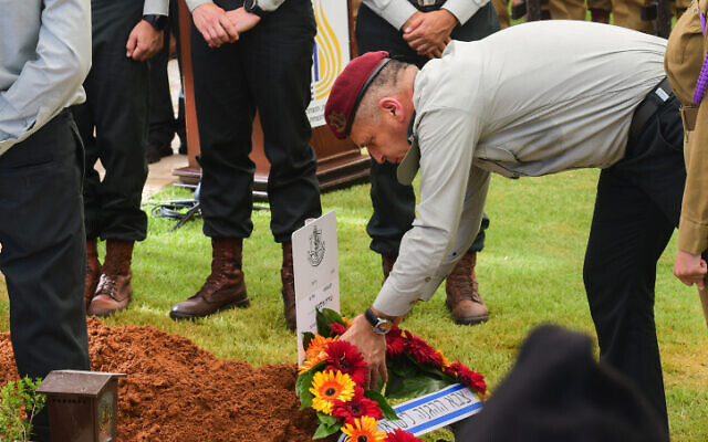 Le chef d'État-major Aviv Kohavi dépose une gerbe lors des funérailles du colonel  Sharon Asman au cimetière militaire de Kiryat Shaul, le 4 juillet 2021. (Crédit :  Avshalom Sassoni/Flash90)