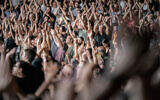 La foule applaudit lors d'un concert à Raanana, le 12 juin 2021. (Crédit : Yahav Gamliel/Flash90)