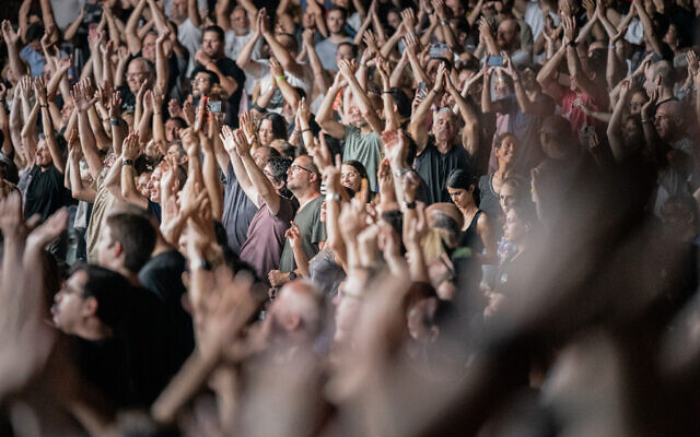 La foule applaudit lors d'un concert à Raanana, le 12 juin 2021. (Crédit : Yahav Gamliel/Flash90)