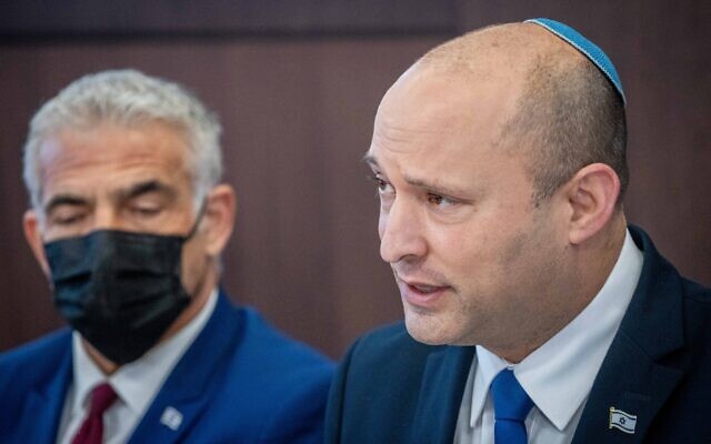 Le Premier ministre Naftali Bennett, à droite, avec Yair Lapid, Premier ministre d'alternance et ministre des Affaires étrangères, à gauche, lors d'une réunion du cabinet à la Résidence du Premier ministre de Jérusalem, le 20 juin 2021. (Crédit : Yonatan Sindel/Flash90) Le Premier ministre Naftali Bennett, à droite, avec Yair Lapid, Premier ministre d'alternance et ministre des Affaires étrangères, à gauche, lors d'une réunion du cabinet à la Résidence du Premier ministre de Jérusalem, le 20 juin 2021. (Crédit : Yonatan Sindel/Flash90)