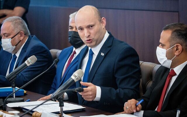 Le Premier ministre Naftali Bennett dirige la réunion hebdomadaire de cabinet au bureau du Premier ministre à Jérusalem, le 4 juillet 2021. (Crédit : Yonatan Sindel / Flash90) Le Premier ministre Naftali Bennett dirige la réunion hebdomadaire de cabinet au bureau du Premier ministre à Jérusalem, le 4 juillet 2021. (Crédit : Yonatan Sindel / Flash90)