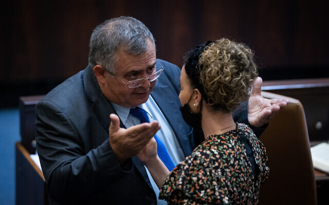 Le député David Bitan et la cheffe de la coalition Idit Silman à la Knesset de Jérusalem, le 6 juillet 2021.  (Crédit : Yonatan Sindel/Flash90)