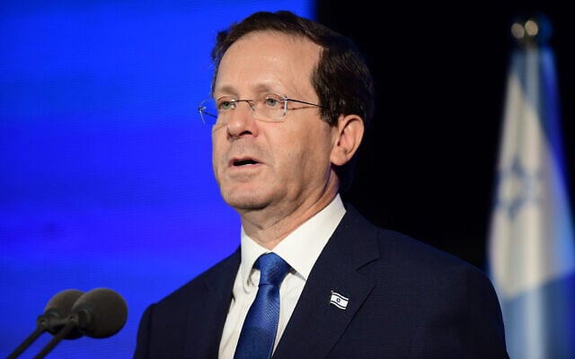 Le président Isaac Herzog s'exprime lors d'une cérémonie dans le centre d'Israël, le 14 juillet 2021. (Crédit : Tomer Neuberg/Flash90)