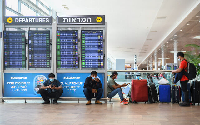 Des voyageurs à l'aéroport Ben-Gurion en Israël, le 15 juillet 2021. (Crédit : Flash90) Des voyageurs à l'aéroport Ben-Gurion en Israël, le 15 juillet 2021. (Crédit : Flash90)