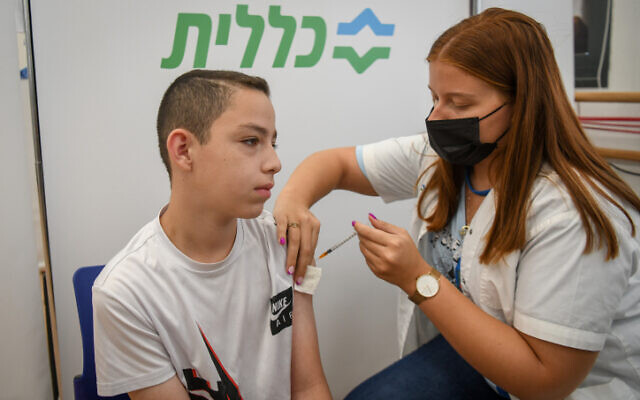 Un jeune Israélien se fait vacciner contre la COVID-19 à Petah Tikva, le 19 juillet 2021. (Crédit : Flash90) Un jeune Israélien se fait vacciner contre la COVID-19 à Petah Tikva, le 19 juillet 2021. (Crédit : Flash90)