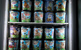 Des pots de glace Ben & Jerry’s en vente à Jérusalem le 19 juillet 2021. (Crédit : Yonatan Sindel/Flash90)