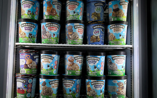 Des pots de glace Ben & Jerry’s en vente à Jérusalem le 19 juillet 2021. (Crédit : Yonatan Sindel/Flash90) Des pots de glace Ben & Jerry’s en vente à Jérusalem le 19 juillet 2021. (Crédit : Yonatan Sindel/Flash90)