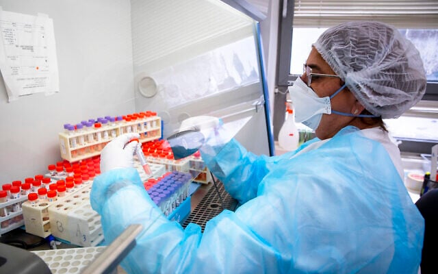 Des personnels médicaux effectuent des tests de dépistage à la COVID-19 à Jérusalem, le 22 juillet 2021. (Crédit : Olivier Fitoussi/Flash90) Des personnels médicaux effectuent des tests de dépistage à la COVID-19 à Jérusalem, le 22 juillet 2021. (Crédit : Olivier Fitoussi/Flash90)