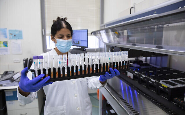 Du personnel médical effectue des tests de dépistage du coronavirus à Jérusalem, le 22 juillet 2021. (Crédit : Olivier Fitoussi/Flash90) Du personnel médical effectue des tests de dépistage du coronavirus à Jérusalem, le 22 juillet 2021. (Crédit : Olivier Fitoussi/Flash90)