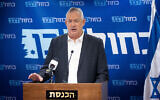 Le ministre de la Défense Benny Gantz lors d'une réunion de faction de Kakhol lavan à la Knesset, le 26 juillet 2021. (Crédit : Yonatan Sindel/Flash90)