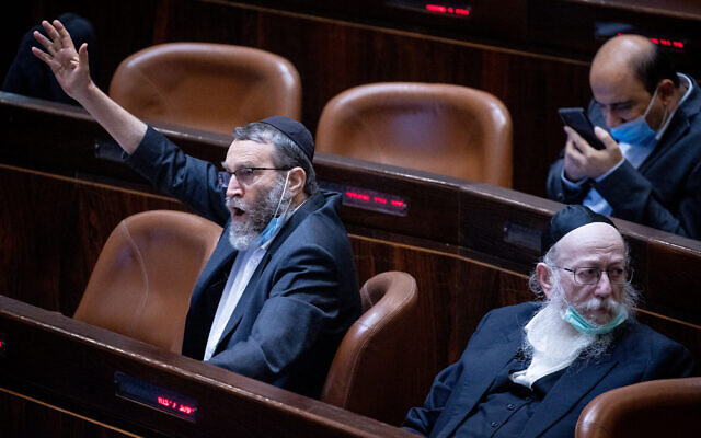 Moshe Gafni, député de Yahadout HaTorah, dans le plénum de la Knesset le 26 juillet 2021. (Crédit : Yonatan Sindel/Flash90)