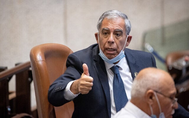Le président de la Knesset Mickey Levy pendant une séance plénière à Jérusalem, le 26 juillet 2021. (Crédit : Yonatan Sindel/Flash90) Le président de la Knesset Mickey Levy pendant une séance plénière à Jérusalem, le 26 juillet 2021. (Crédit : Yonatan Sindel/Flash90)