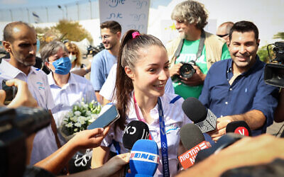 La médaillée de bronze olympique Avishag Semberg est accueillie par la presse, sa famille et ses amis à son arrivée à l'aéroport Ben Gurion, le 27 juillet 2021. (Crédit : FLASH90)