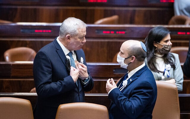 Le ministre de la Défense Benny Gantz (G) et le Premier ministre Naftali Bennett parlent pendant la cérémonie de prestation de serment du nouveau président Isaac Herzog, le 7 juillet 2021. (Crédit : YonatanSindel/Flash90) Le ministre de la Défense Benny Gantz (G) et le Premier ministre Naftali Bennett parlent pendant la cérémonie de prestation de serment du nouveau président Isaac Herzog, le 7 juillet 2021. (Crédit : YonatanSindel/Flash90)