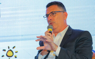 Le ministre de la Justice Gideon Saar s'exprime lors d'une conférence des chefs des autorités locales à Ramat Negev, dans le sud d'Israël, le 22 juillet 2021 (Crédit : Flash90).