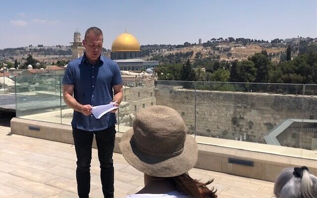 L'ambassadeur aux États-Unis et à l'ONU, Gilad Erdan, s'adresse aux diplomates du monde entier lors de la tournée d'une semaine en Israël qu'il a organisée, le 16 juillet 2021 (Crédit : Lazar Berman/Times of Israel).