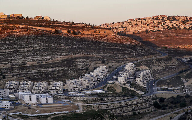 La colonie de Givat Ze'ev en Cisjordanie, le 25 juin 2020. (Crédit : Ahmad Gharabli/AFP)