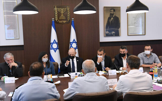 Le Premier ministre Naftali Bennett rencontre des responsables pour discuter des plans visant à lutter contre la violence et la criminalité dans les communautés arabes israéliennes, dans son bureau à Jérusalem, le 28 juillet 2021. (Crédit : Amos Ben Gershom/GPO)