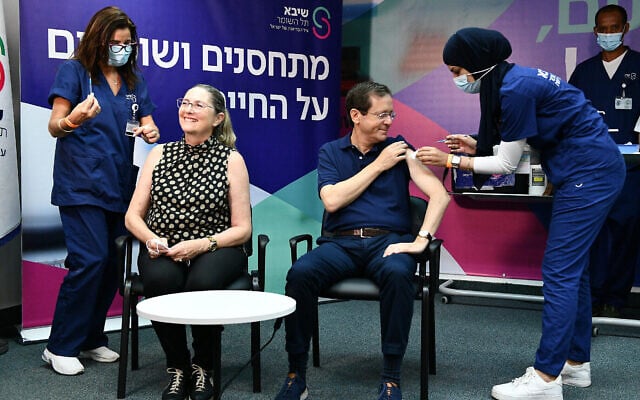 Le président Isaac Herzog et son épouse Michal reçoivent leur troisième dose de vaccin contre le coronavirus à l'hôpital Sheba, le 30 juillet 2021. (Crédit : Haim Zach/GPO) Le président Isaac Herzog et son épouse Michal reçoivent leur troisième dose de vaccin contre le coronavirus à l'hôpital Sheba, le 30 juillet 2021. (Crédit : Haim Zach/GPO)
