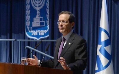Le président Isaac Herzog s'adresse au Forum mondial sur la lutte contre l'antisémitisme à Jérusalem, le 13 juillet 2021 (Crédit : Mark Neyman/GPO). 
