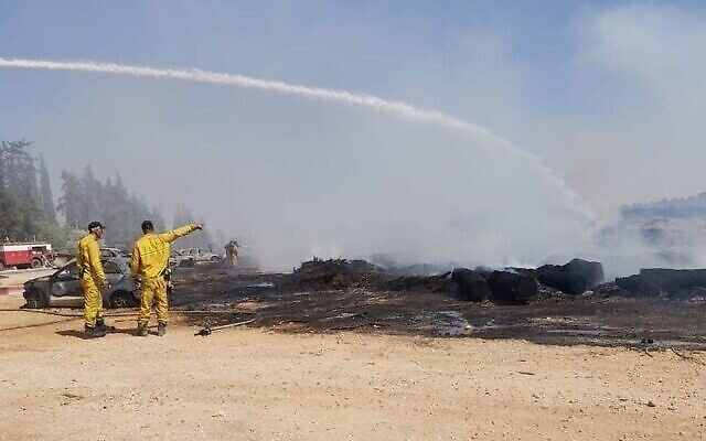 Un incendie à proximité du parc national de Gan HaShlosha dans le nord d'Israël, le 3 juillet 2021. (Crédit : Autorité israélienne de la nature et des parcs) Un incendie à proximité du parc national de Gan HaShlosha dans le nord d'Israël, le 3 juillet 2021. (Crédit : Autorité israélienne de la nature et des parcs)