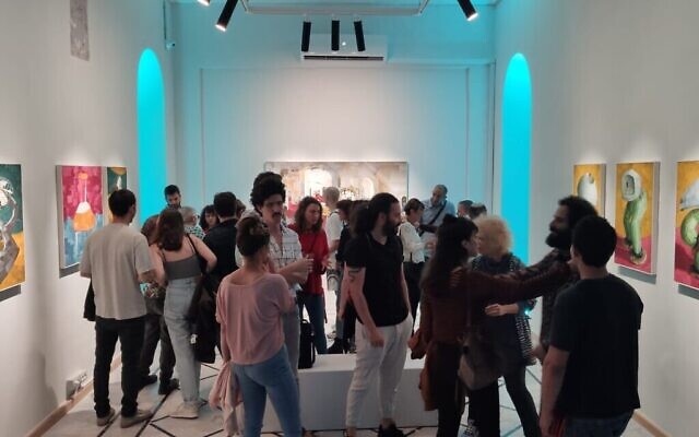 Soirée d'ouverture de l'exposition « Moves » de Kobi Vogman au collectif d'art HaMiffal à Jérusalem, le 2 juin 2021. (Autorisation)