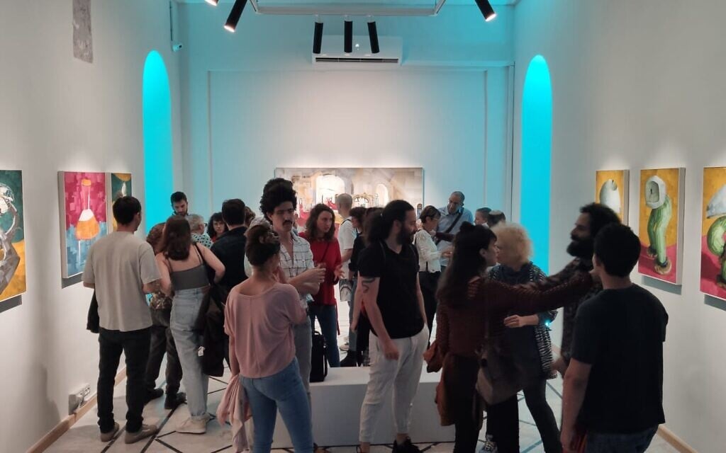Soirée d'ouverture de l'exposition « Moves » de Kobi Vogman au collectif d'art HaMiffal à Jérusalem, le 2 juin 2021. (Autorisation)