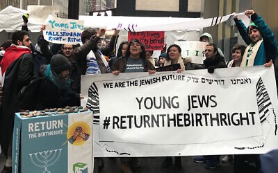 Des étudiants manifestent devant le Ziegfeld Ballroom à New York, le 15 avril 2018. (Autorisation : Jewish Voice for Peace via JTA)