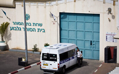 Illustration : Les autorités pénitentiaires israéliennes, la prison de Gilboa, le 28 février 2013. (Crédit : Moshe Shai/FLASH90/File)