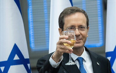 Isaac Herzog lève un toast à la Knesset après avoir été élu par les législateurs comme 11ème président d'Israël, le 2 juin 2021. (Crédit : Yonatan Sindel/Flash90)