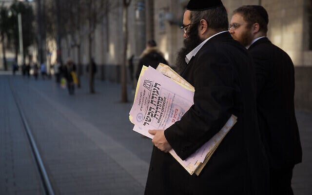 Des représentants du Grand Rabbinat d'Israël délivrent un certificat de cacherout à un restaurant local, dans le centre de Jérusalem, le 31 décembre 2019. (Crédit: Hadas Parush/Flash90) Des représentants du Grand Rabbinat d'Israël délivrent un certificat de cacherout à un restaurant local, dans le centre de Jérusalem, le 31 décembre 2019. (Crédit: Hadas Parush/Flash90)